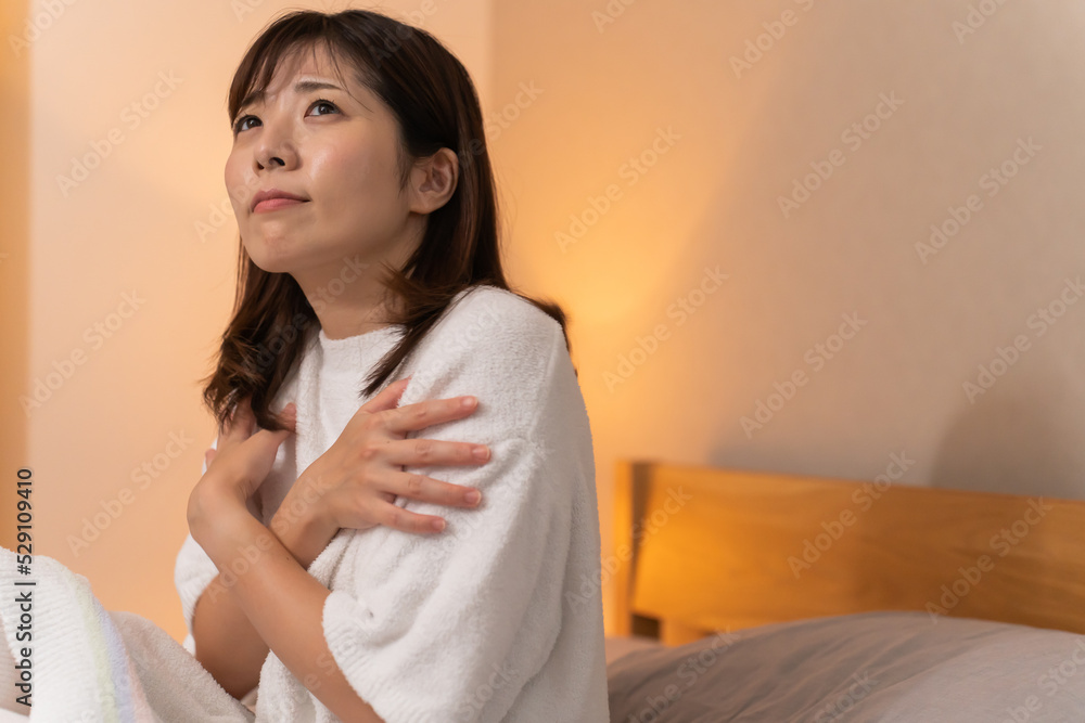 寒さを訴える日本人女性 寒さを訴える日本人女性
