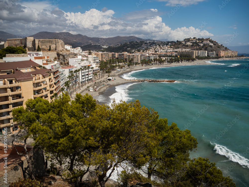 Costa de Almuñecar.
Almuñecar es un pueblo costero turístico de la provincia de Granada que está en Andalucía, España.