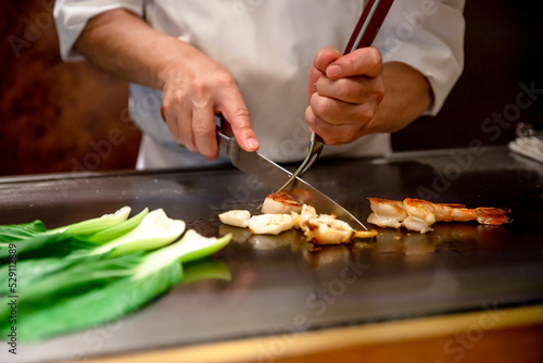 Fotografía 海鮮の鉄板焼きを料理人が調理している　seafood