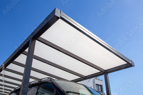 Moderner und hochwertiger Carport an einem Wohnhaus