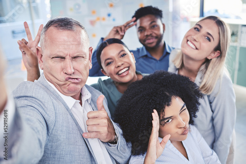 Fotografi Creative, fun and business team taking a selfie together while in a corporate office