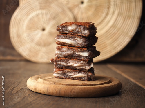 Fotografía Ba Bin, Thai young coconut pancakes made from black glutinous rice flour