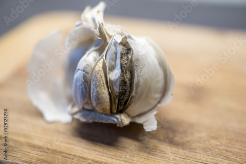 Quadro em tela closeup of moldy garlic on a wooden board in the kitchen