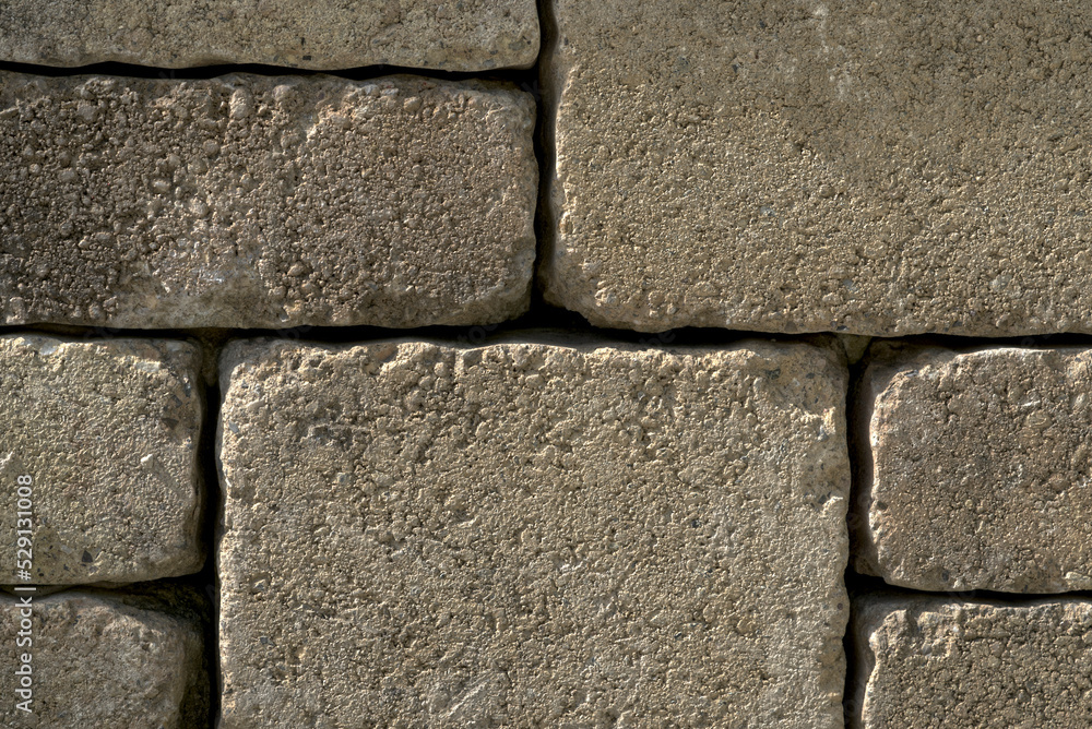 Sichtschutz aus Stein mit dunklen Fugen aus weißen Mauersteine als