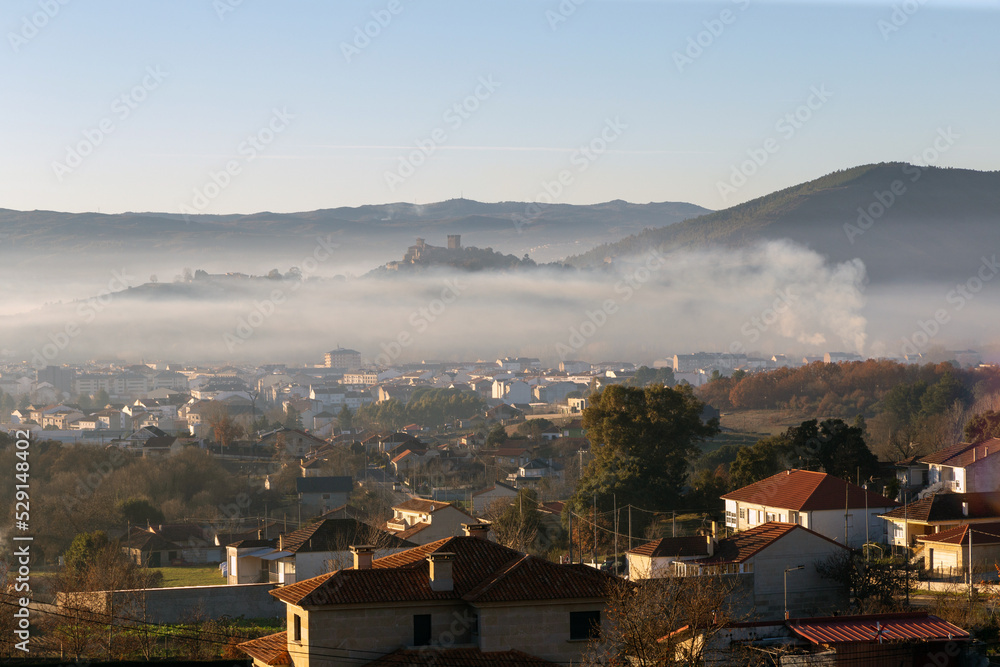 Vista de Verín cubierta por la niebla. Ourense, Galicia, España.