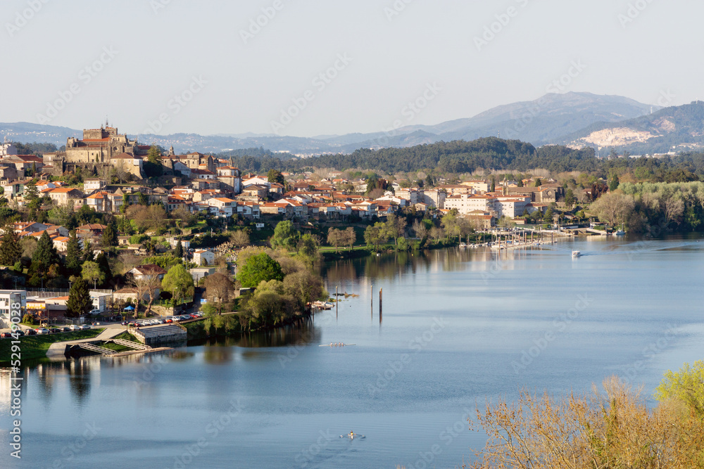 Vista de la ciudad fronteriza de Tui, al noroeste de España. La fotografía es tomada desde Valença en Portugal, en la orilla opuesta del río Miño. Tui, Pontevedra, Galicia, España.