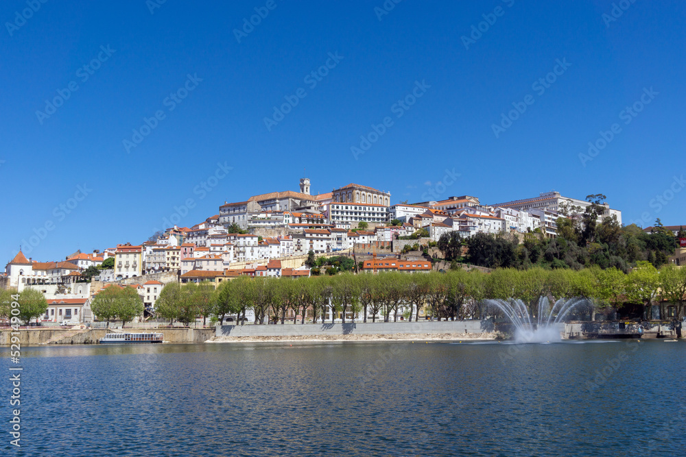 Vista de la Ciudad portuguesa de Coimbra desde el río Mondego. Beira Litoral, Portugal.