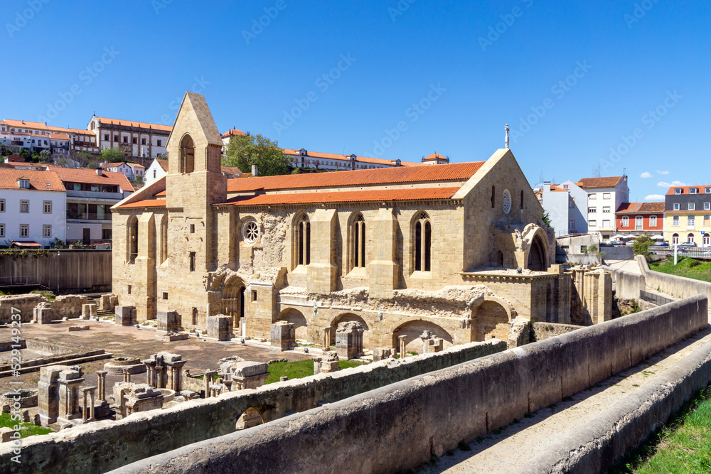 Monasterio de Santa Clara de Coímbra, popularmente conocido como Convento de Santa Clara-a-Velha (siglo XIII). 