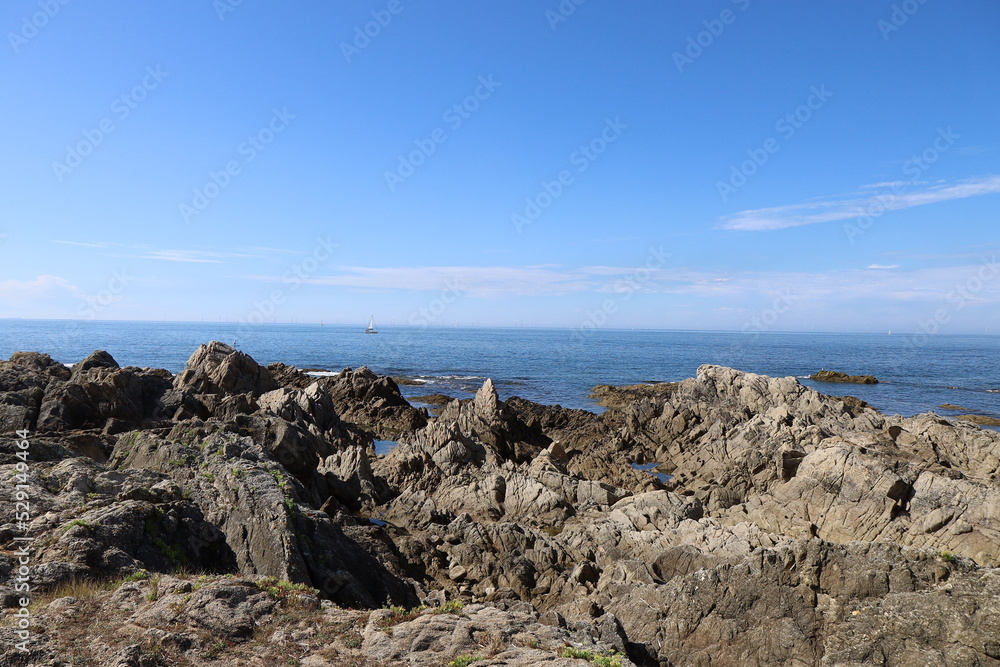 Le littoral rocheux le long de l'océan, village du Croisic, département de la Loire Atlantique, France