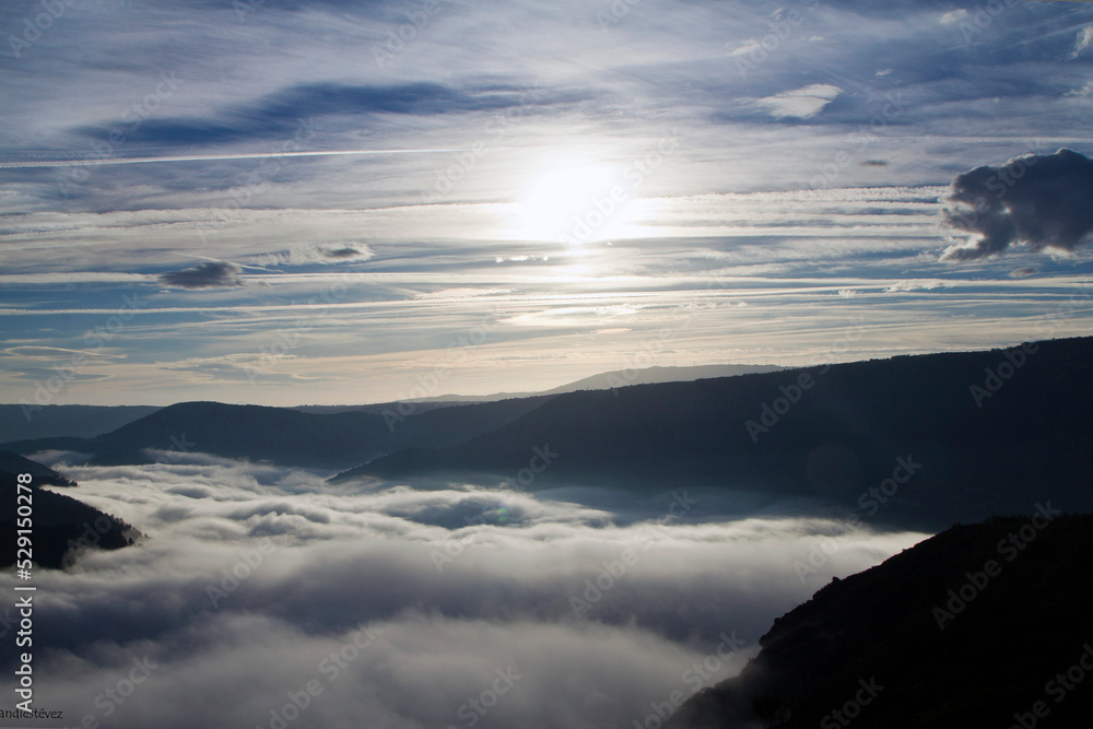 Bonito amanecer en la Ribeira Sacra con el Cañón del Sil cubierto por la niebla y un bonito cielo con nubes y claros.