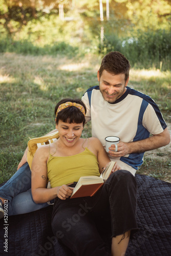 Couple reading together © qunica.com