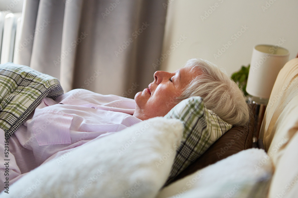 Alte Frau schläft friedlich im Bett im Altersheim Stock Photo Adobe Stock