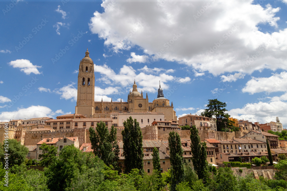Vista de la ciudad vieja de Segovia y de su catedral. Castilla y León, España.