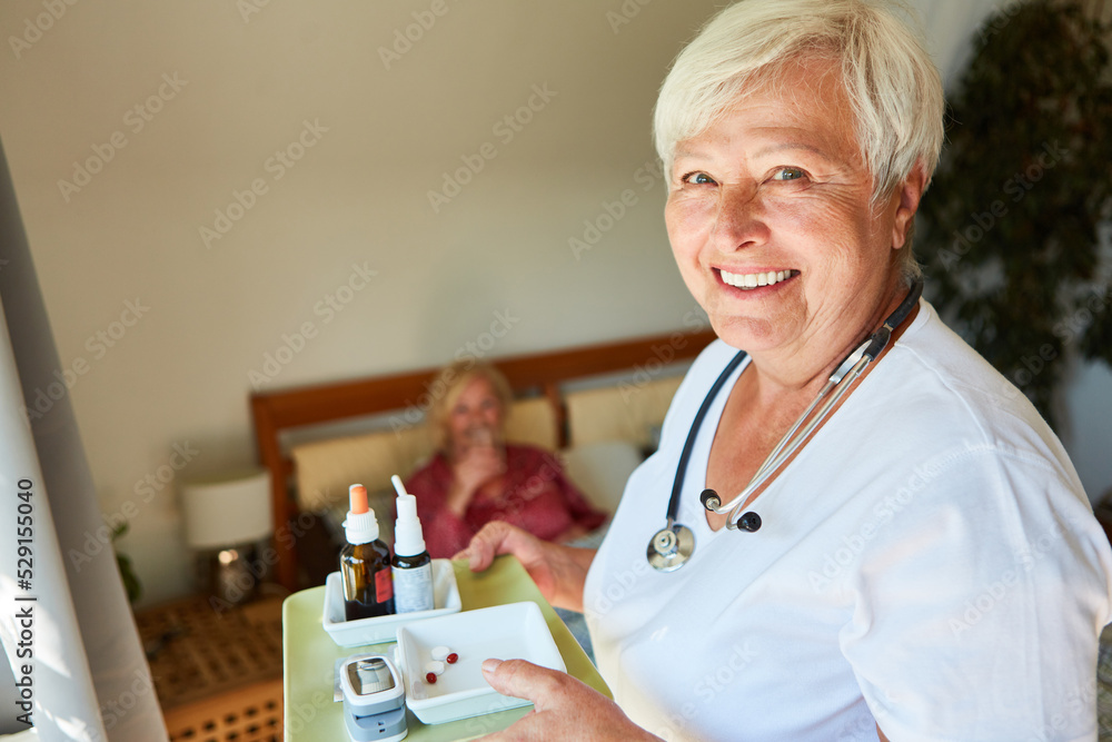 Pflegehilfe trägt Tablett mit Tabletten und Tropfen - obrazy, fototapety, plakaty 