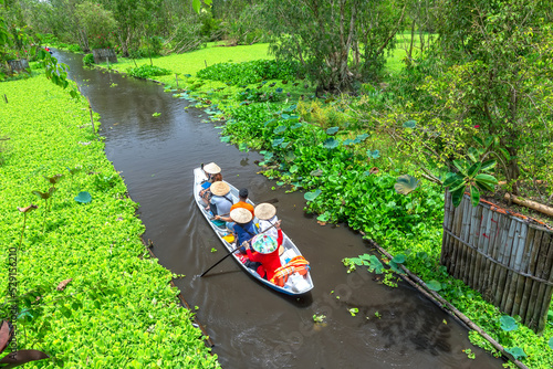 Foto The ferryman takes traveler on a boat tour along the canals in the mangrove forest