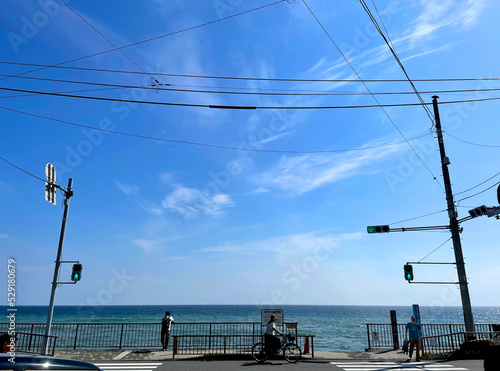 青い海と青信号