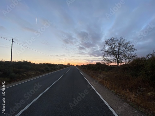 Amanecer por las carreteras del Abadengo (Salamanca)