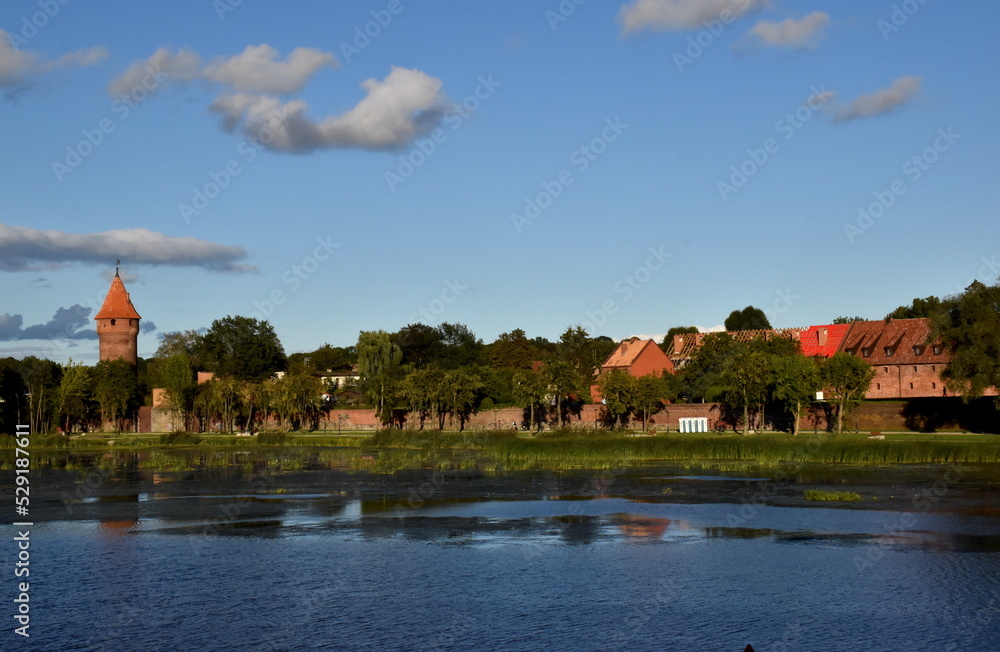 Obraz premium Grüne Sommerlandschaft bei der Marienburg in Malbork