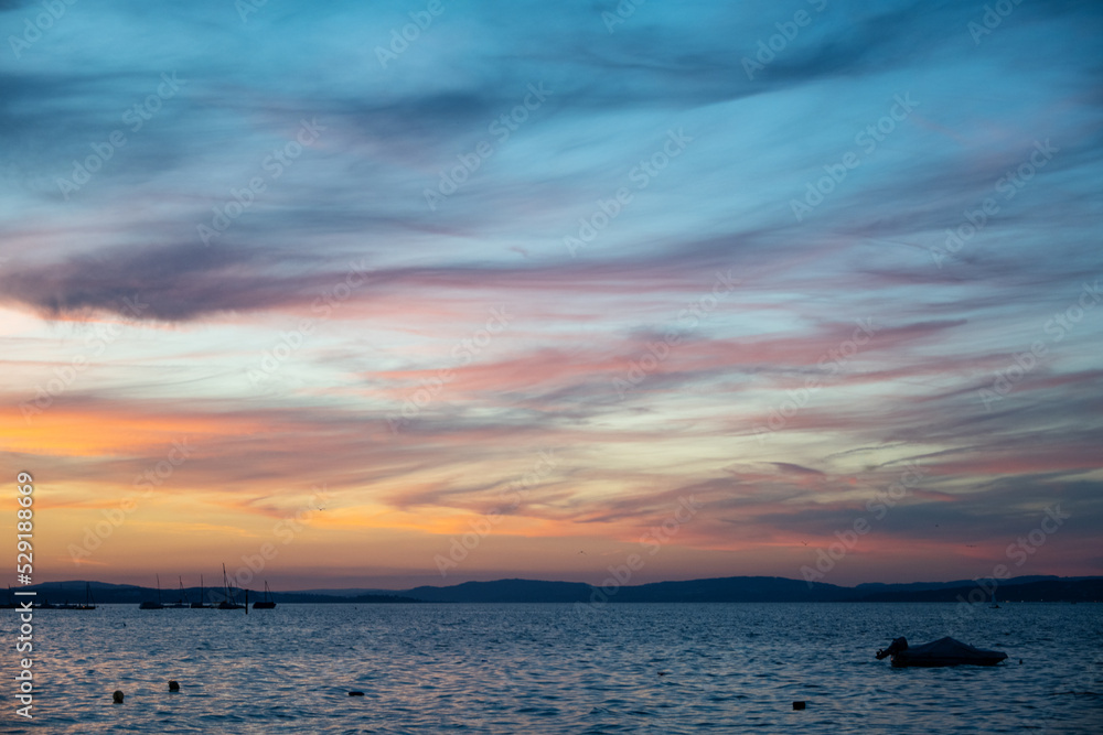 Fototapeta premium Abendrot mit Wolken über dem Bodensee
