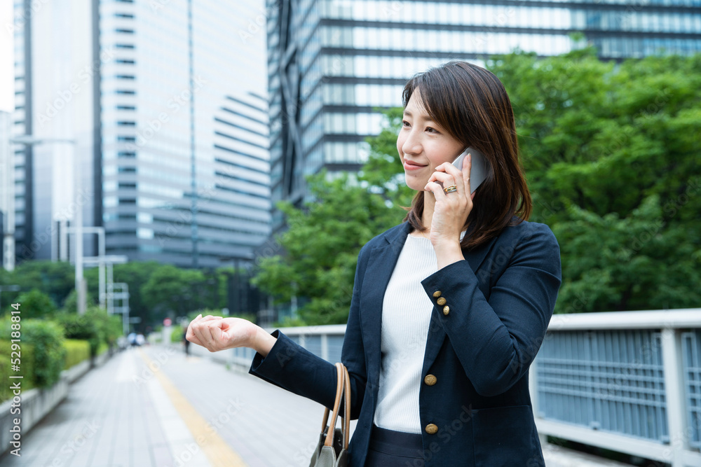 スマートフォンを使うビジネスウーマン