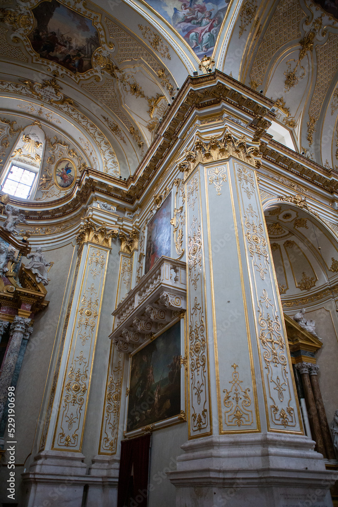 Basilique Santa Maria Maggiore interior gold marble column angle Bergame Italie