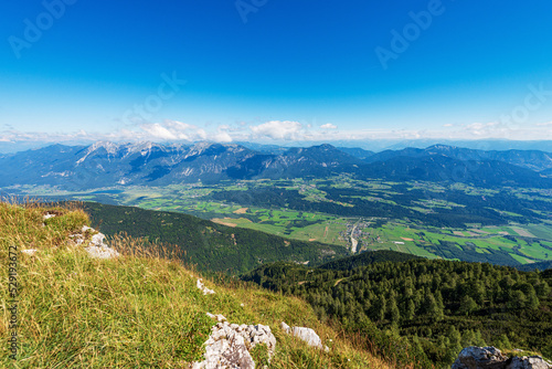 Foto Panorama of Austria from the Mountain Peak of the Osternig or Oisternig, Carnic Alps and Gailtal Alps, Feistritz an der Gail municipality, Austria, Carinthia, central Europe