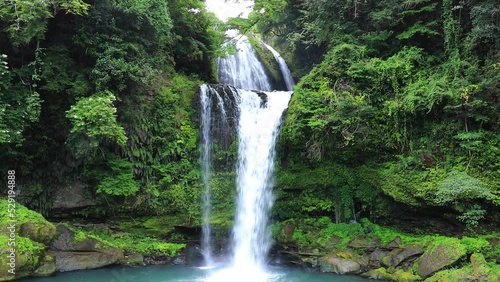 夏の慈恩の滝　ズームアウト　大分県玖珠郡　Jion Falls in summer. zoom out. Ooita prefecture Kusu-gun. photo