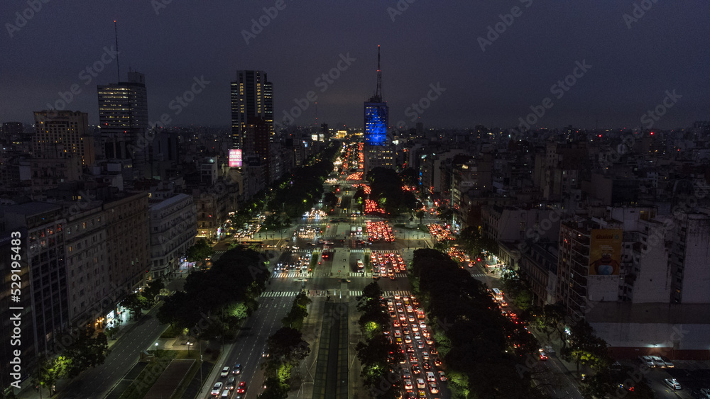 Obraz premium Night aerial view of the traffic on Av. 9 de Julio in the city of Buenos Aires.