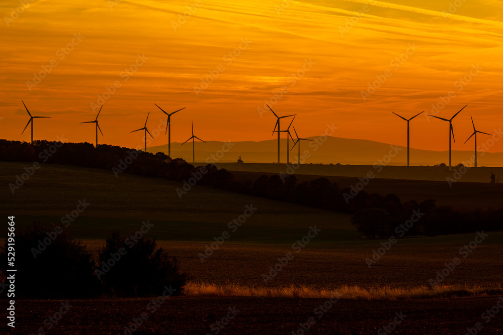 Obraz premium Windkraftanlage gegen Sonnenuntergang im Harz