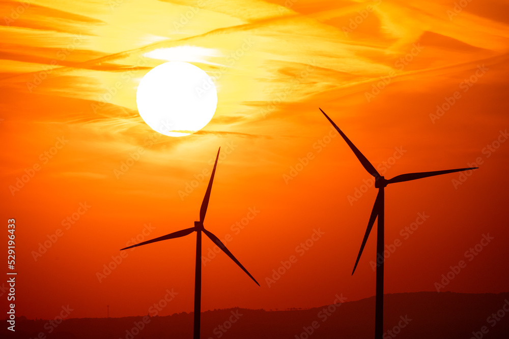Obraz premium Windkraftanlage gegen Sonnenuntergang im Harz