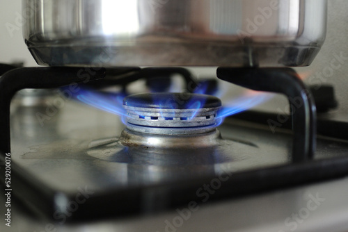 Gas im Privathaushalt - Nahaufnahme Gasherd mit blauer Flamme 