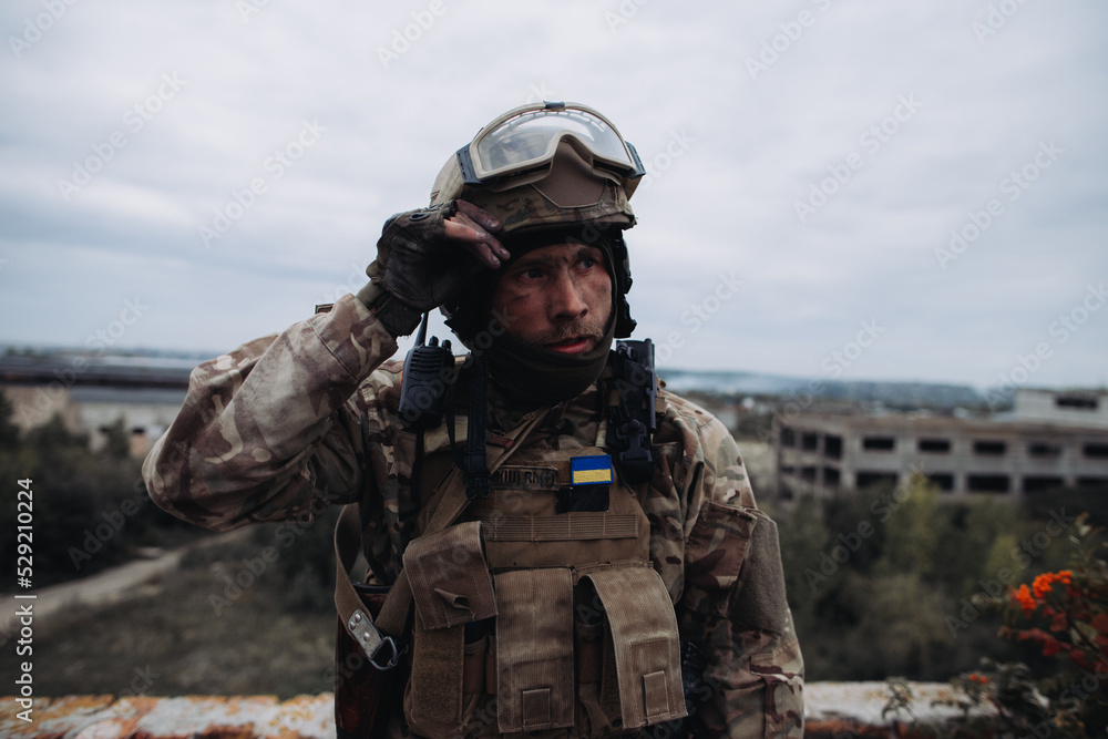 Fototapeta premium Portrait of a Ukrainian soldier in his combat position. War between Ukraine and Russia.