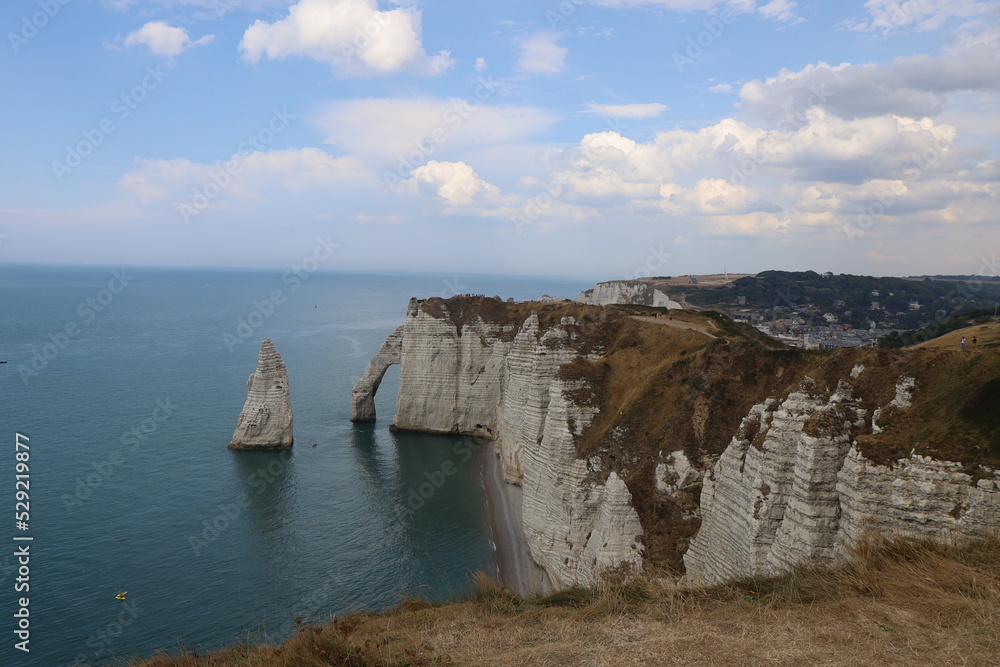 Les falaises d'Etretat, falaises de craie, falaises de calcaire travaillées par l'érosion, le long de la mer Manche, village d'Etretat, département de la Seine Maritime, France Les falaises d'Etretat, falaises de craie, falaises de calcaire travaillées par l'érosion, le long de la mer Manche, village d'Etretat, département de la Seine Maritime, France