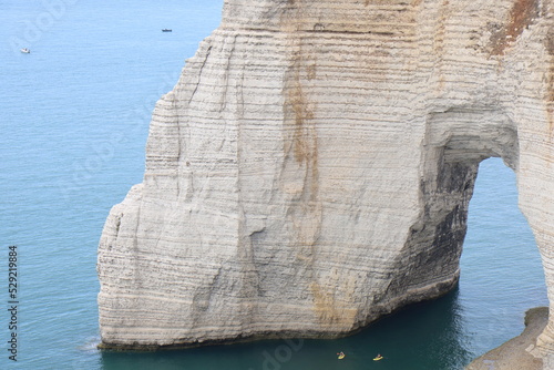 Obraz na płótnie Les falaises d'Etretat, falaises de craie, falaises de calcaire travaillées par