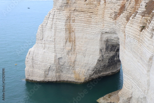 Fototapeta Les falaises d'Etretat, falaises de craie, falaises de calcaire travaillées par