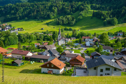 Dorf Gurtis im Walgau  Vorarlberg    sterreich  blick auf den R  tikon 