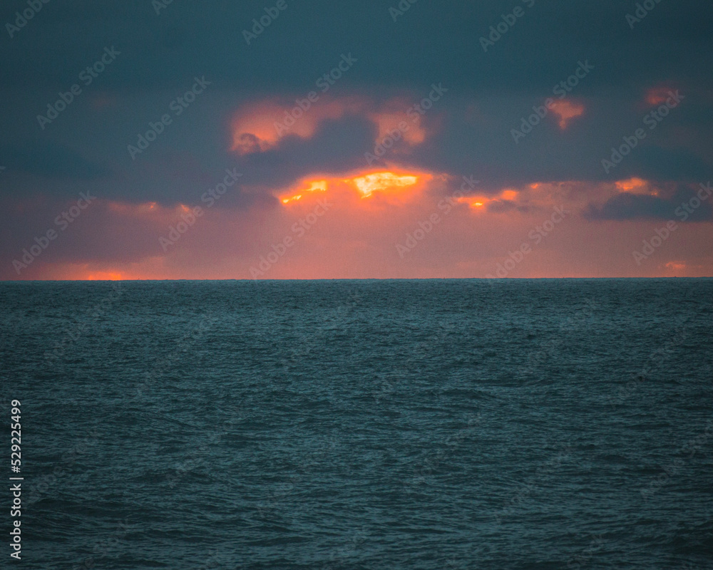 Obraz premium sunset over the sea