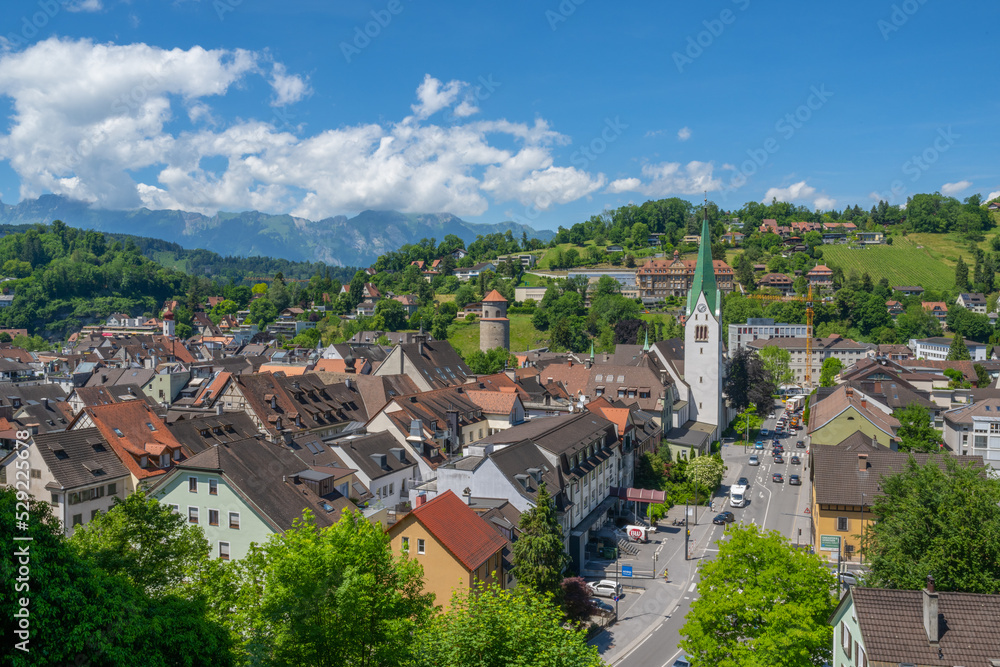 Mittelalterliche Stadt Feldkirch in Vorarlberg, Österreich. Blick von der Schattenburg, Nord