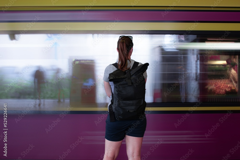 Junge Frau wartet auf Metro in Großstadt