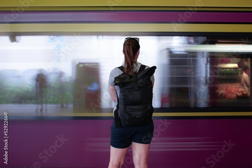 Junge Frau wartet auf Metro in Großstadt © Wild
