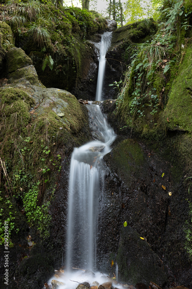 Altersbacher Wasserfall an der Kandelstraße in der Nähe von Waldkirch im Schwarzwald