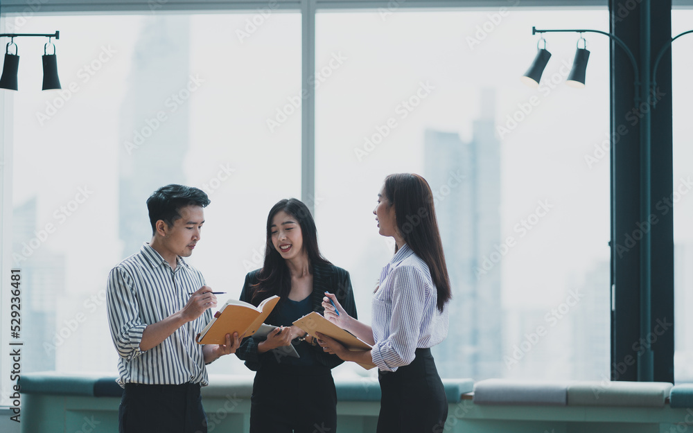 Obraz premium Asian adult Asian brainstorming business businessman.Colleagues from computer communication company.human lifestyle laptop online office meeting