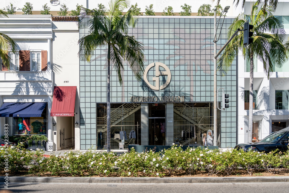 Beverly Hills, CA, USA - July 11, 2022: A Giorgio Armani store in Beverly  Hills, CA, USA. Giorgio Armani is an Italian fashion designer. foto de  Stock | Adobe Stock