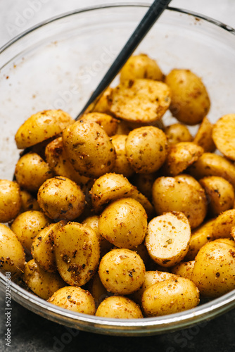 Foto Raw Baby Yukon Gold Potatoes tossed in spices