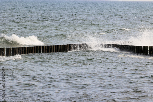 Widok na wzburzone morze z falami i falochronami