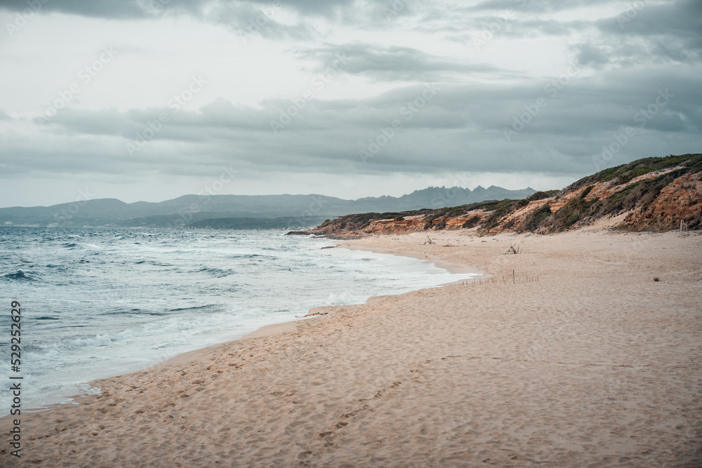 Leerer großer Strand Spiaggia di Scivu auf Sardinien Italien mit Bergen im Hintergrund Leerer großer Strand Spiaggia di Scivu auf Sardinien Italien mit Bergen im Hintergrund