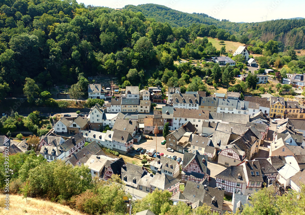 Blick von der Löwenburg auf Monreal im Landkreis Mayen-Koblenz in der Eifel, Rheinland-Pfalz.