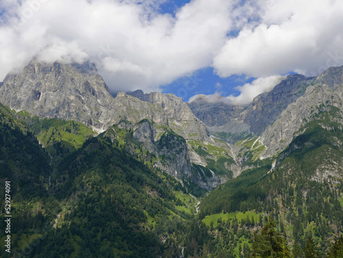 scenico panorama delle cime rocciose delle montagne estive in trentino alto adige
