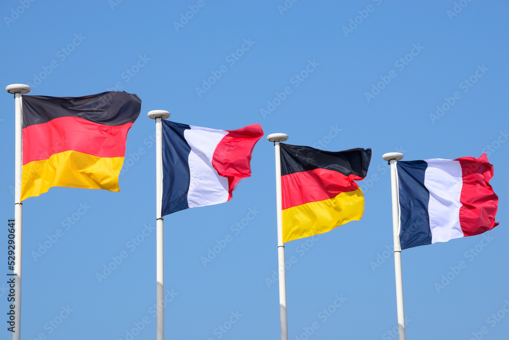 Drapeaux français et allemands flottant au vent Drapeaux français et allemands flottant au vent