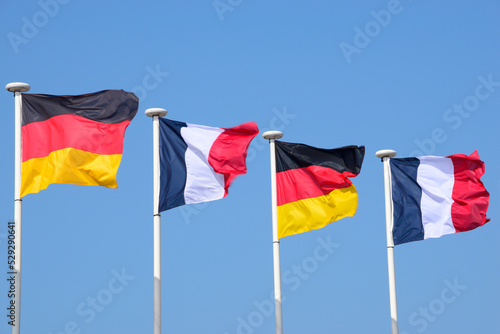 Drapeaux français et allemands flottant au vent photo